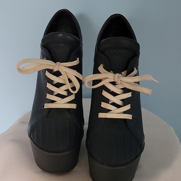 Shoes - Picture 1 of 4
